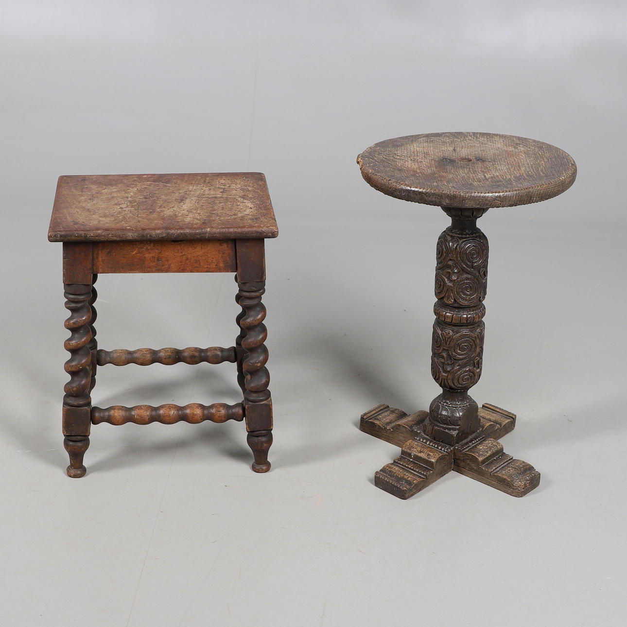 TVÅ LÅGA BORD I EK.