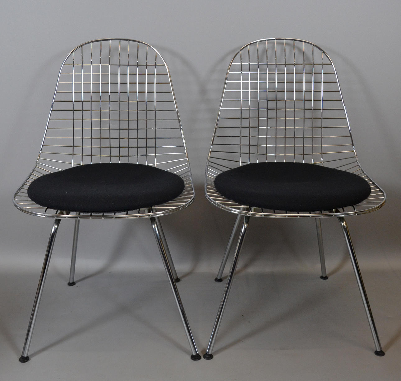 CHARLES & RAY EAMES. TVÅ TRÅD STOLAR DKX.