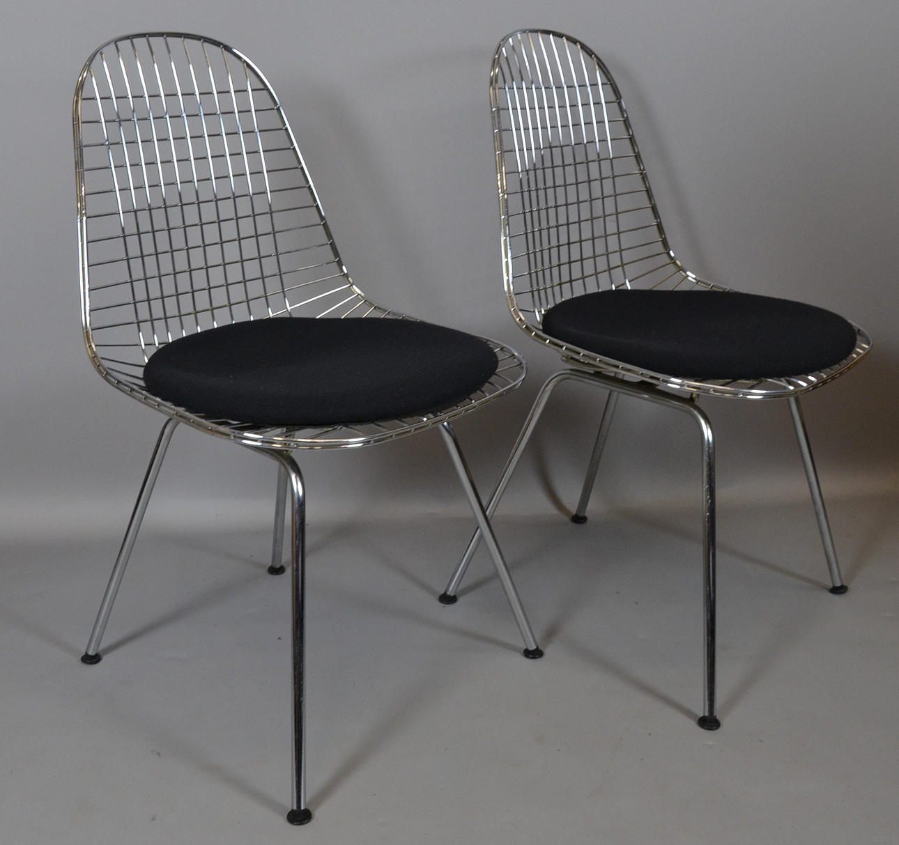 CHARLES & RAY EAMES. TVÅ TRÅD STOLAR DKX.