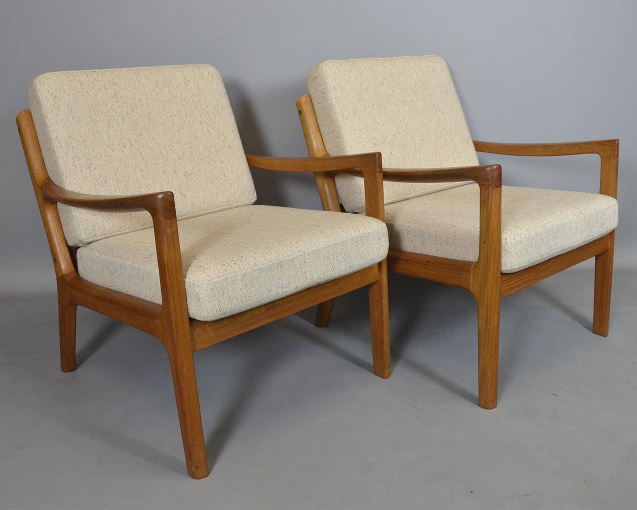 OLE WANSCHER. TVÅ FÅTÖLJER FÖR CADO.