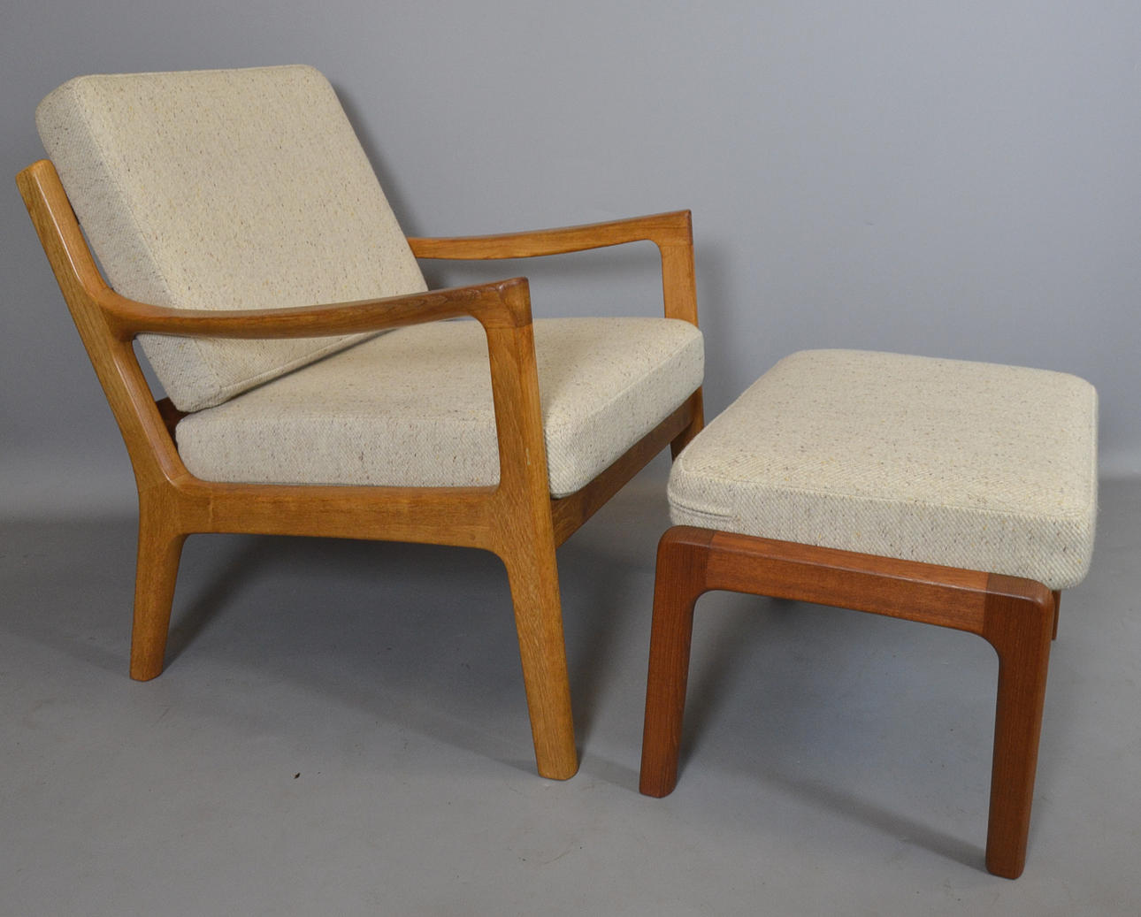 OLE WANSCHER. FÅTÖLJ OCH PALL FÖR PETER JEPPESEN.