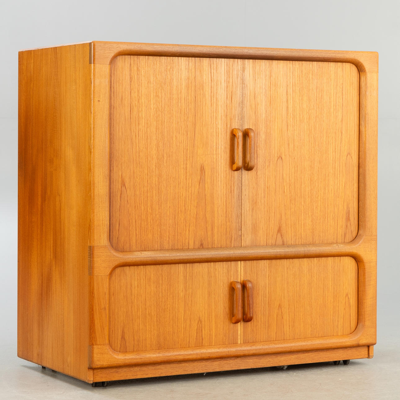 Hifi-kaappi pyörillä.