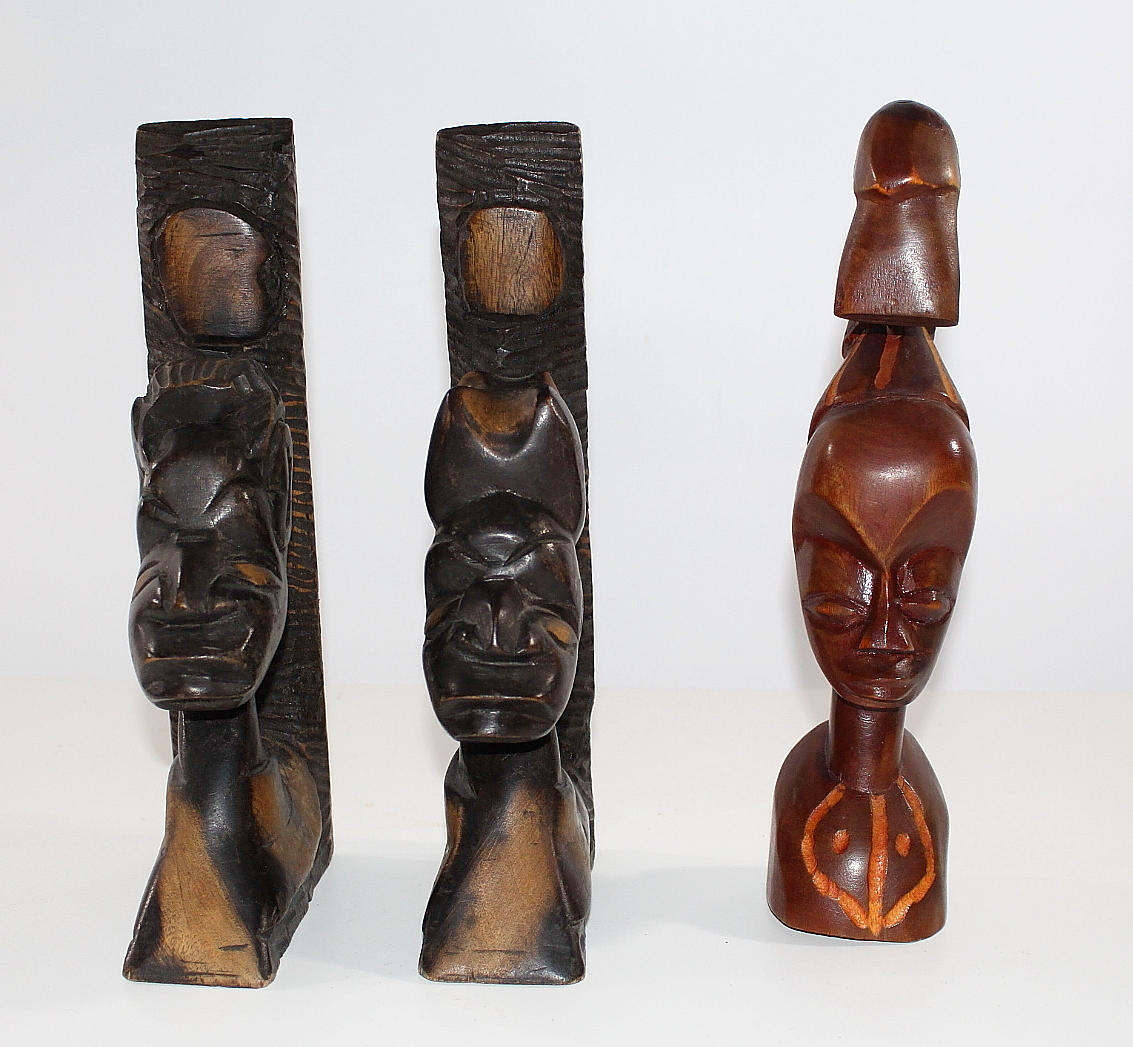 TRÄSKULPTUR, 2 st, bokstöd 1 st kvinnofigur, Haiti.