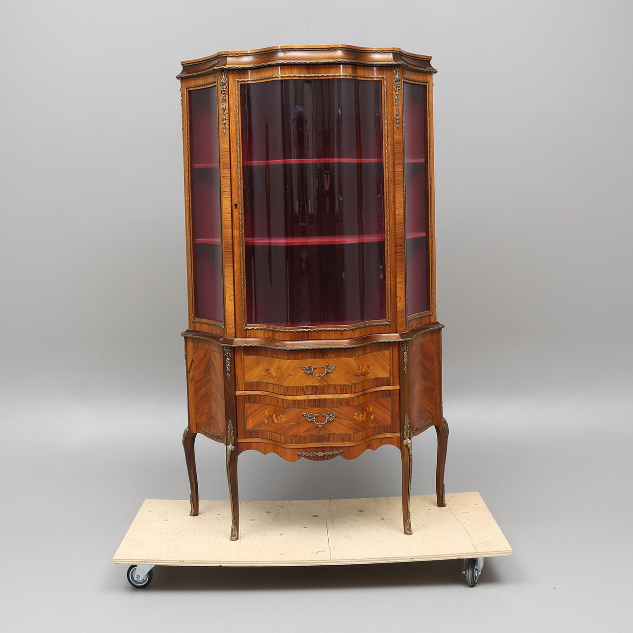 VITRINSKÅP, rokokostil, 1900-tal.