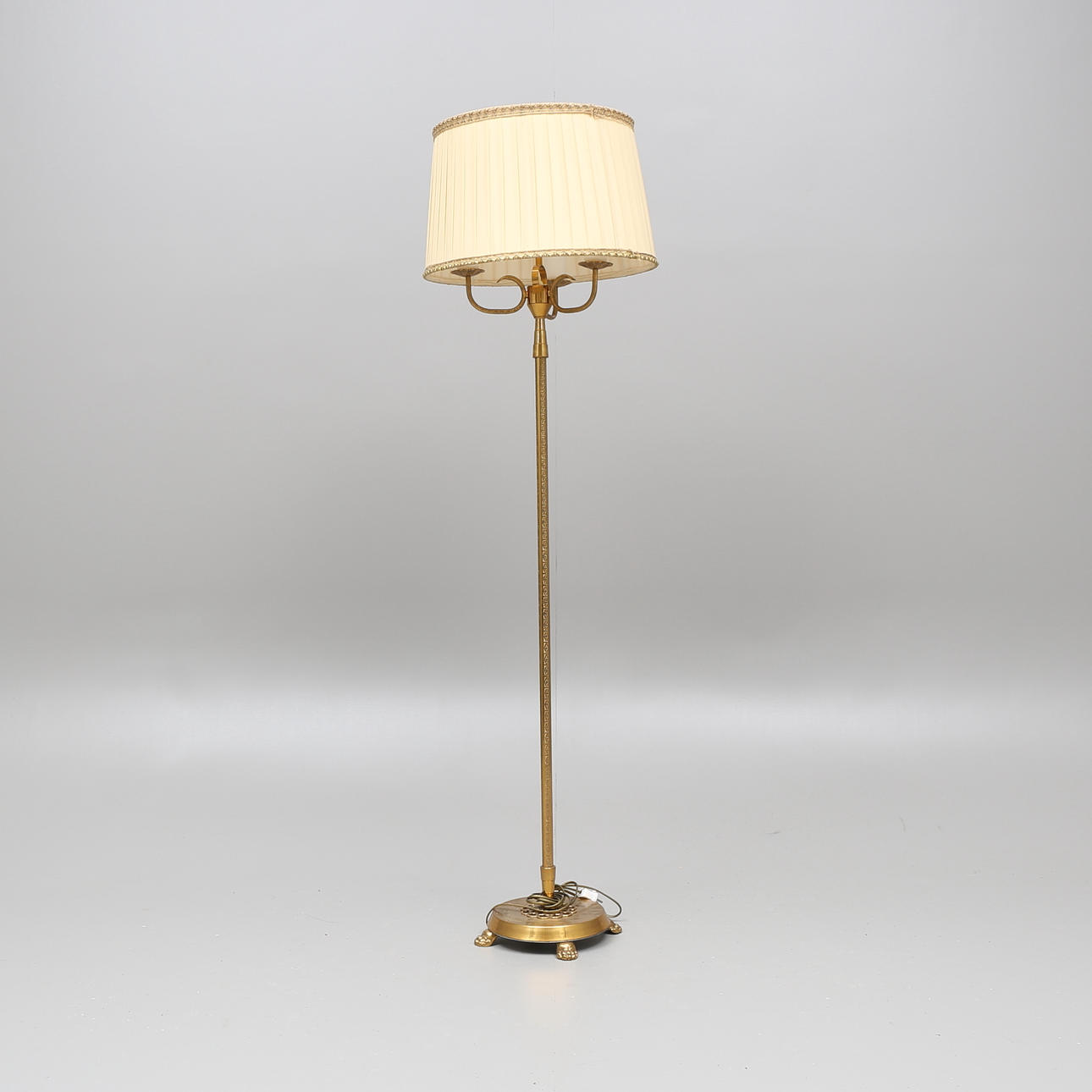 GOLVLAMPA, mässing, 1900-talets mitt/andra hälft.