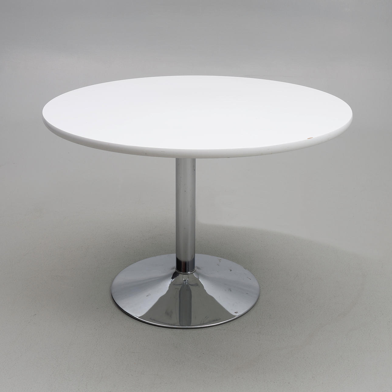 BORD. Kromad trumpetfot.