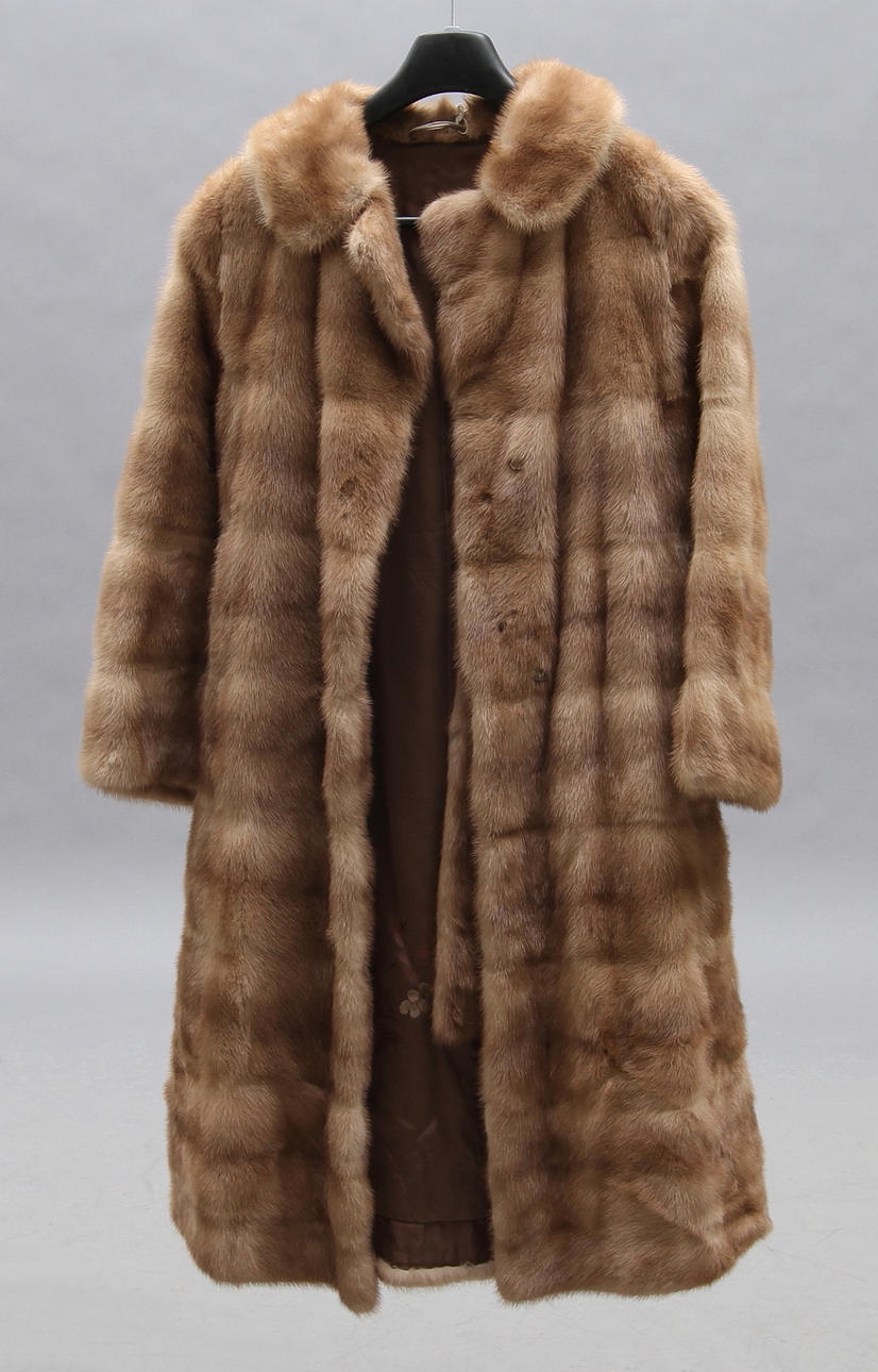 DAMPÄLS, mink med hatt.