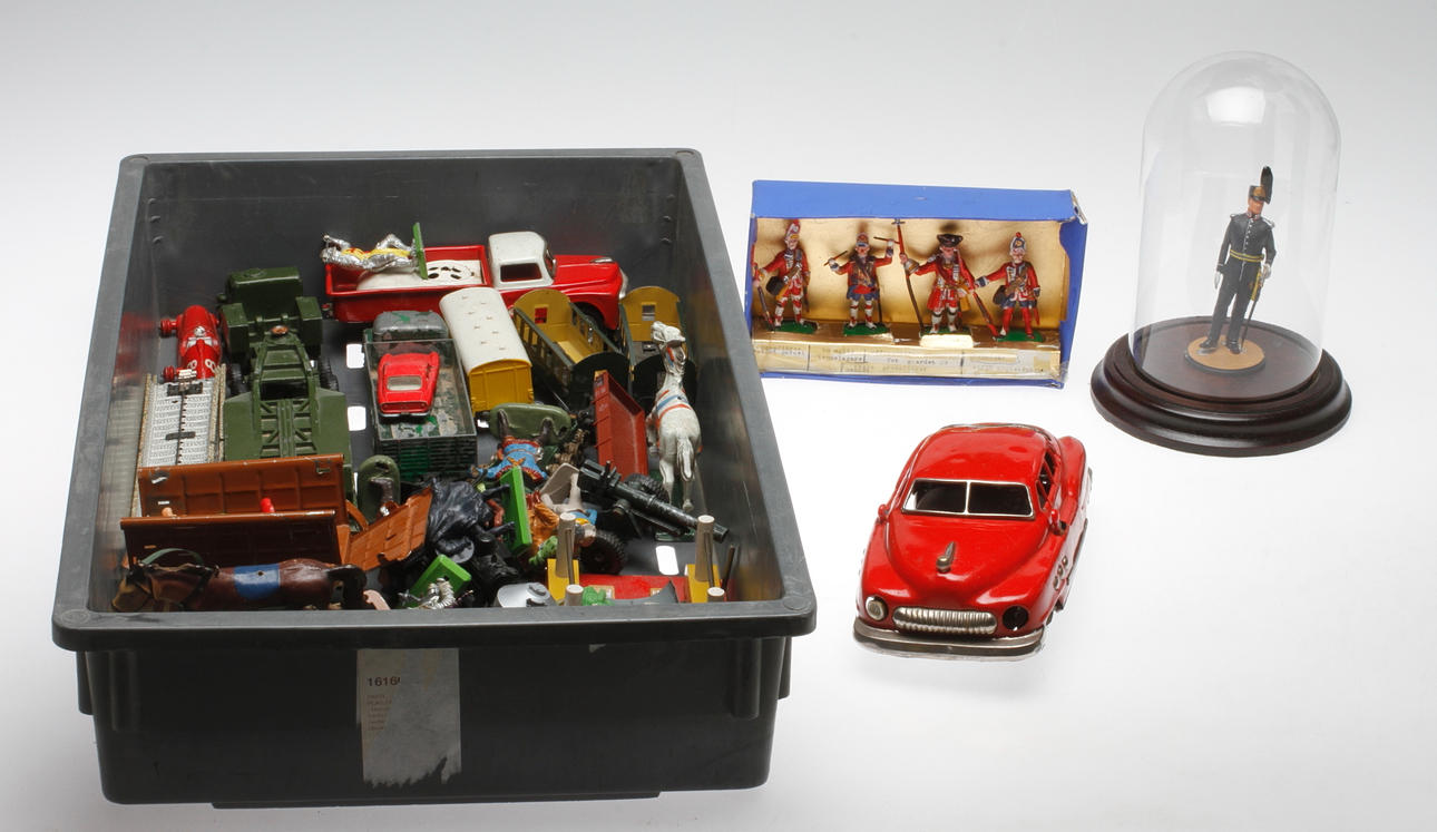 LEKSAKER, bland annat plåt, 1900-tal.