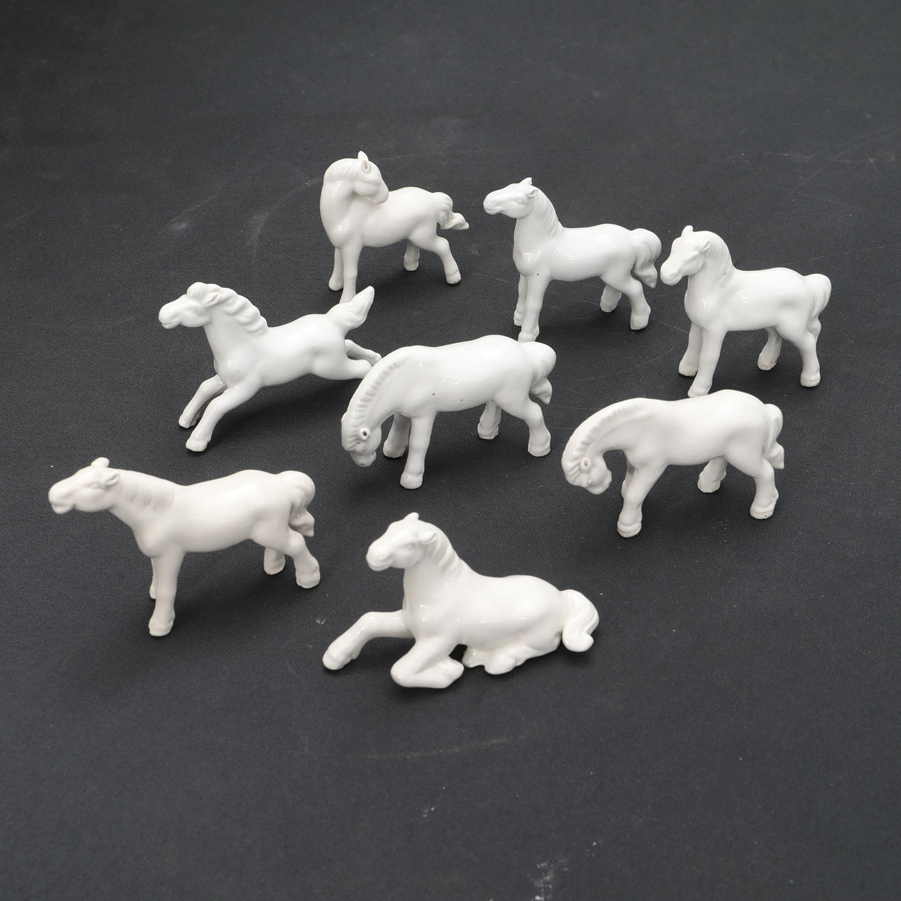 FIGURINER. 8 st. hästar, porslin.