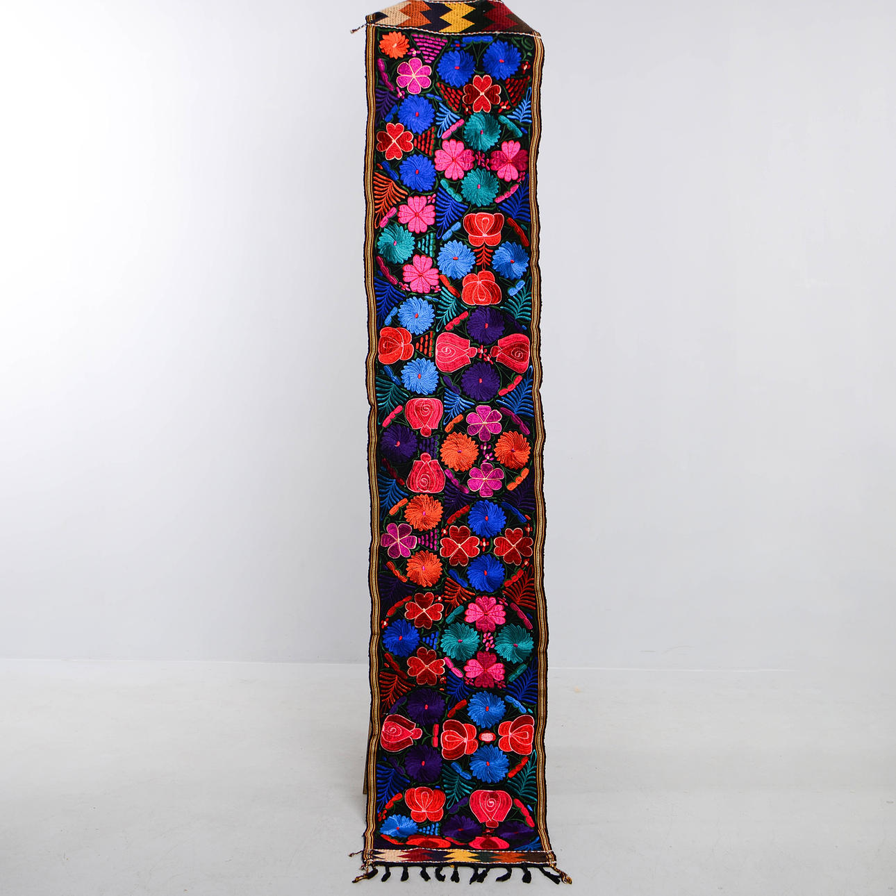 Eine bestickte Tischdecke, Mexiko, 19./21. Jahrhundert.