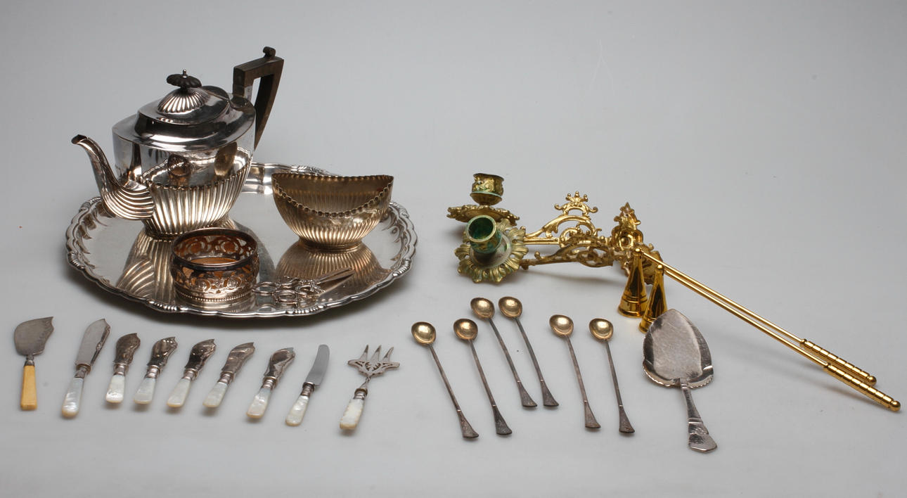 METALLFÖREMÅL, bland annat England, 1900-tal.