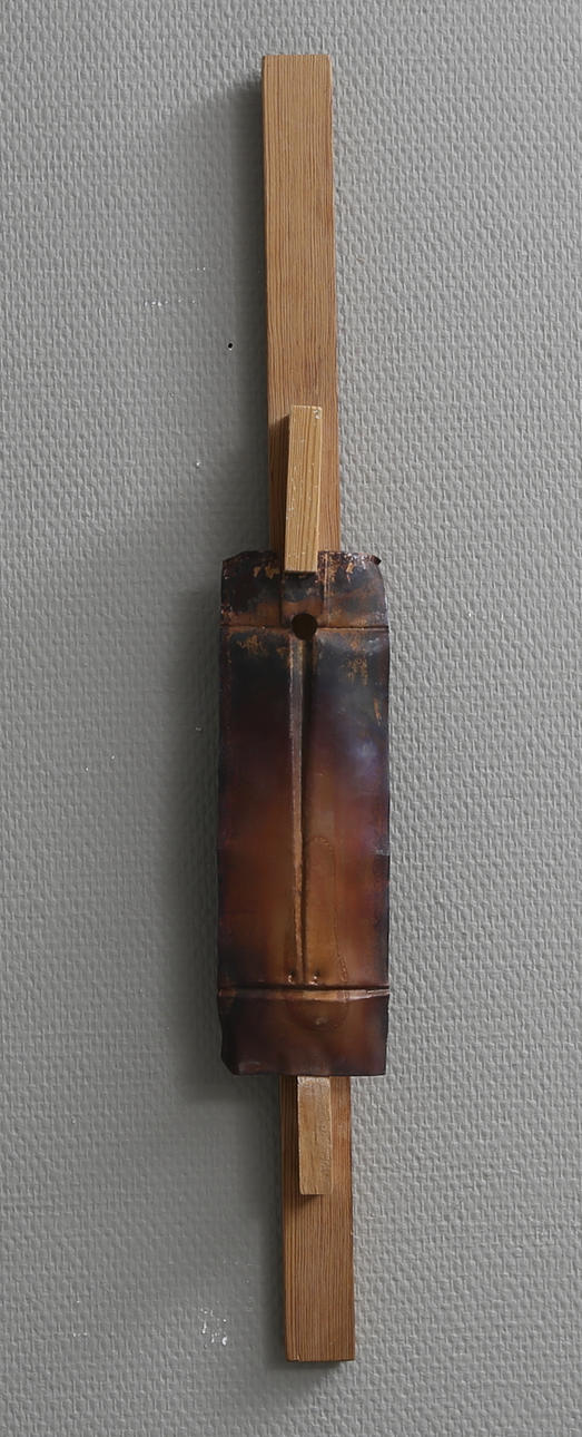 THOMAS HELLSTRÖM. Väggskulptur, trä och plåt, signerad.