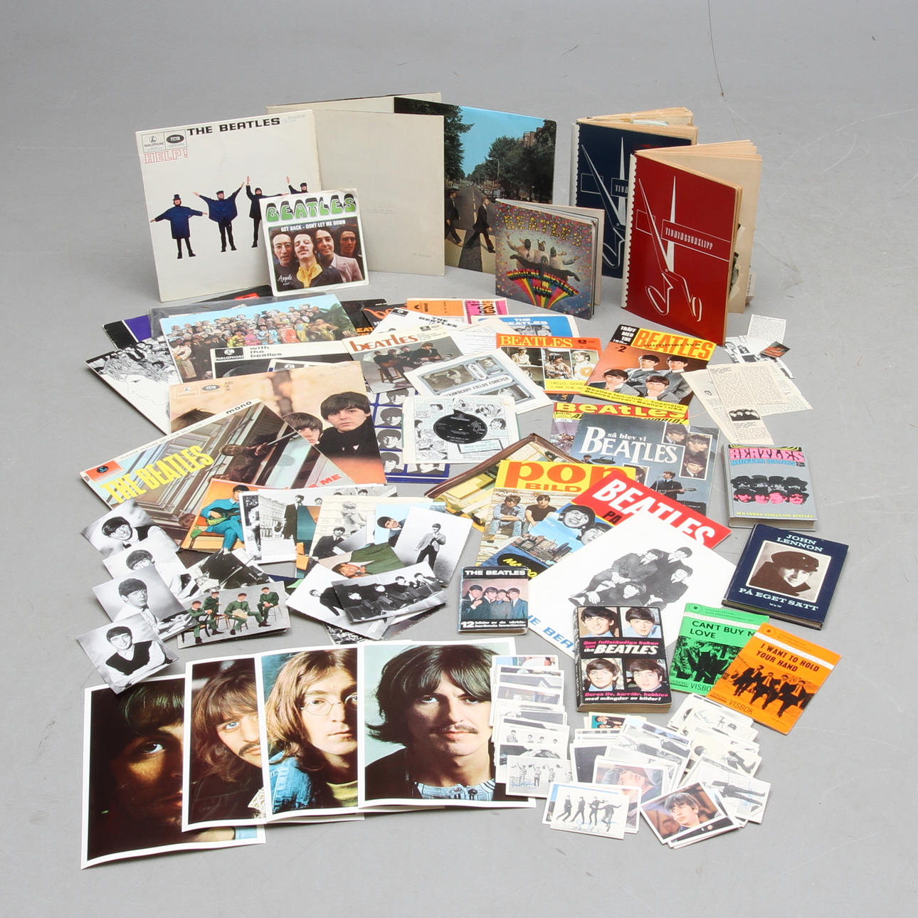 BEATLES MEMORABILIA, bla vinyskivor, tidningar, filmisar... 1900-talets andra hälft.