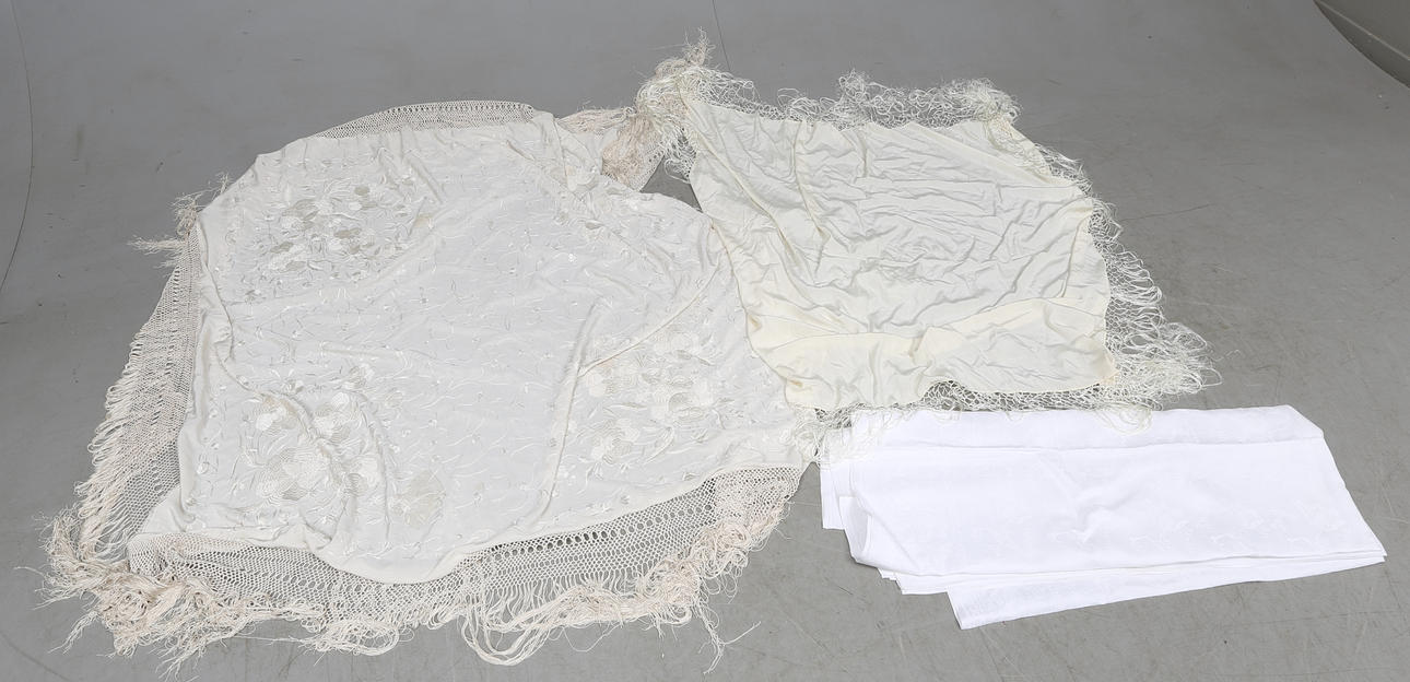 DUKAR, 3 st, bland annat flygelduk, 1900-tal.