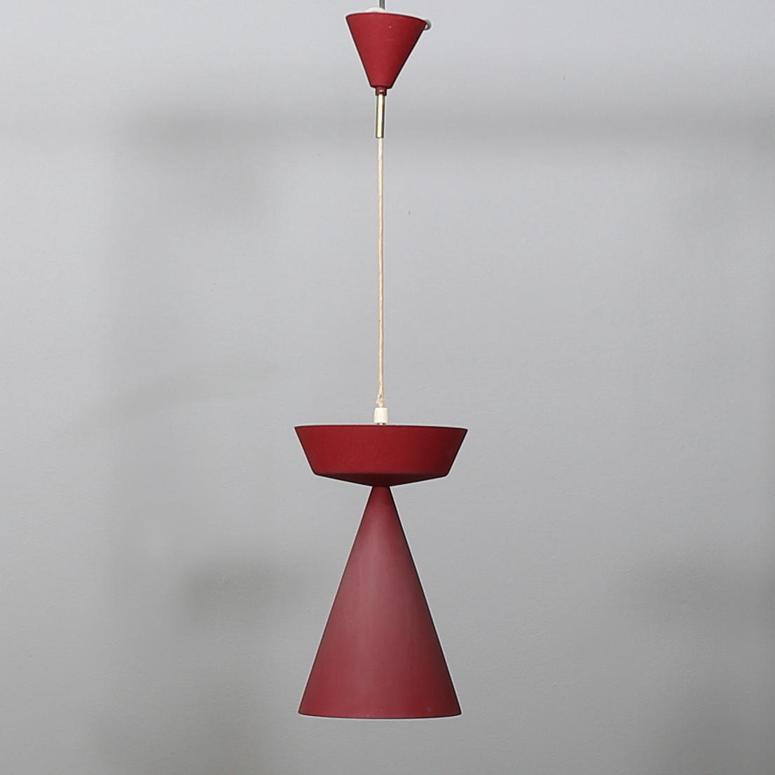 TAKLAMPA, vinröd metall, 1950/60-tal.