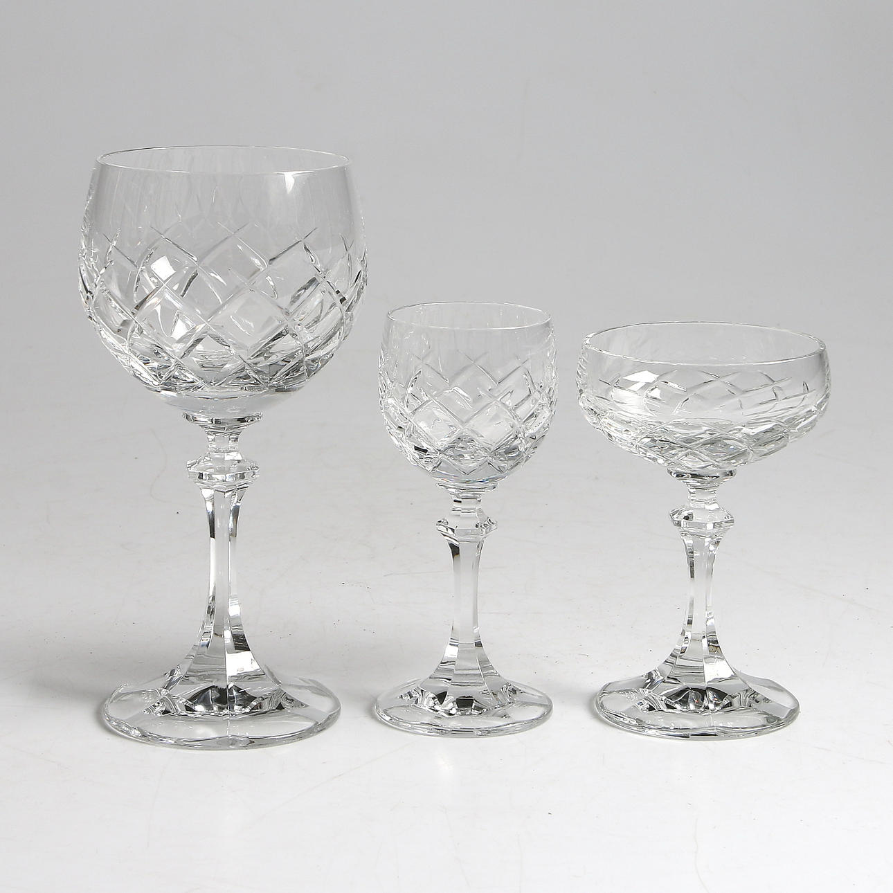 GLASSERVIS, 30 delar, rutslipad kristall, 1900-tal.