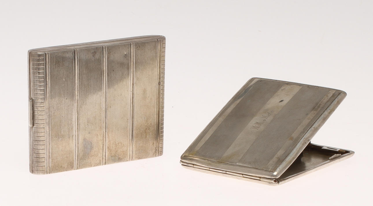 CIGARETTETUIER, 2 st, silver & sterlingsilver, vikt ca 240 g.