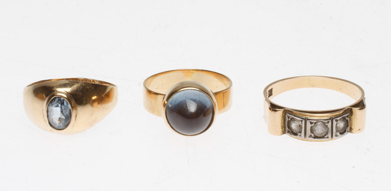 RINGAR, 3 st med stenar, 18k guld, vikt ca 8 gram.
