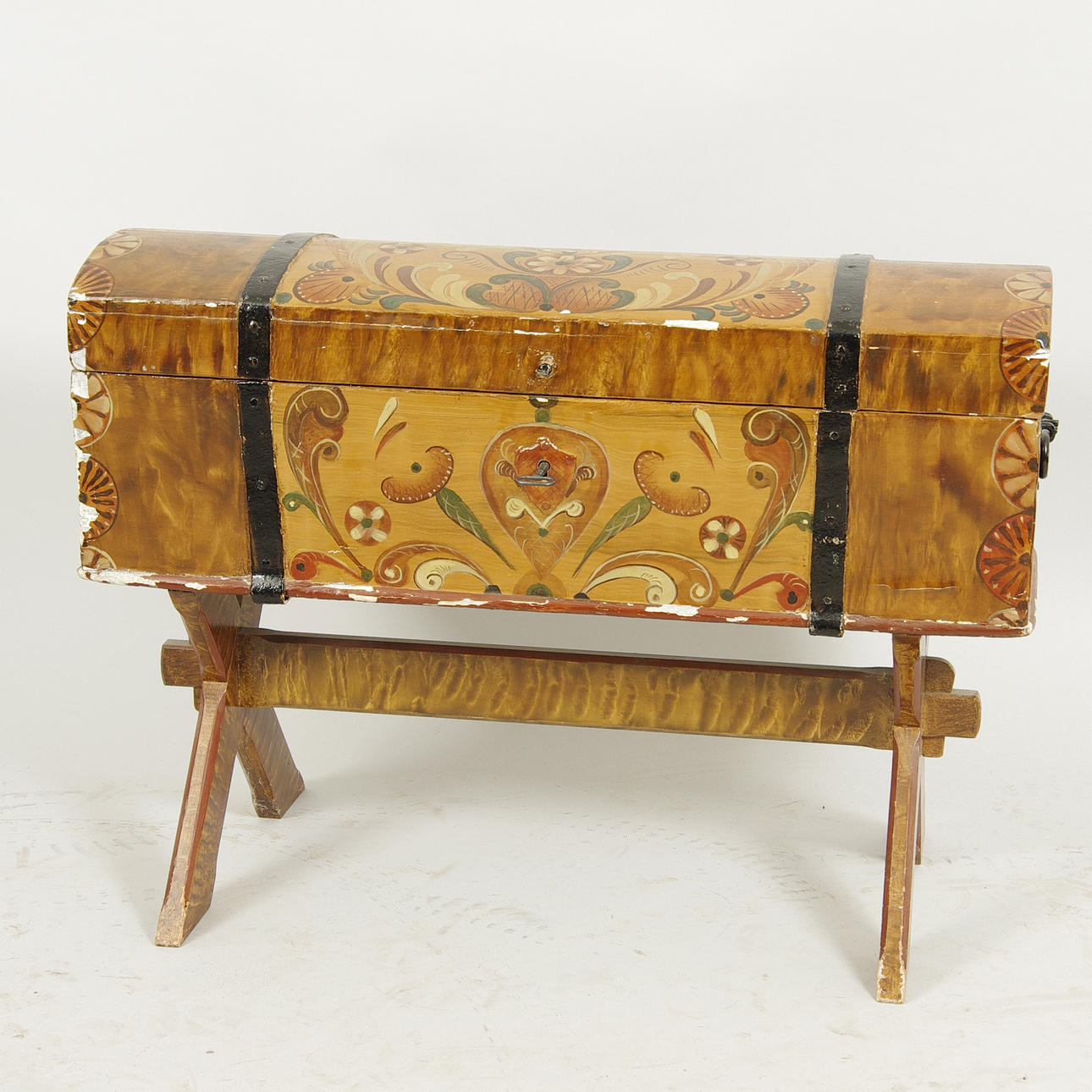 KISTA PÅ BENSTÄLLNING, allmogemålad.