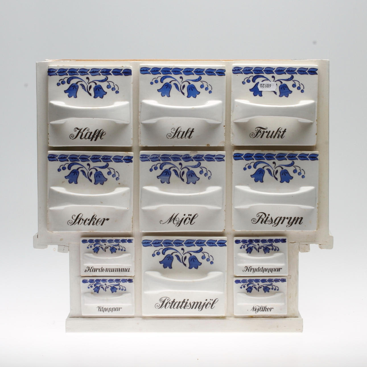 SPECERIHYLLA, trä och porslin, omring 1900-talets mitt.