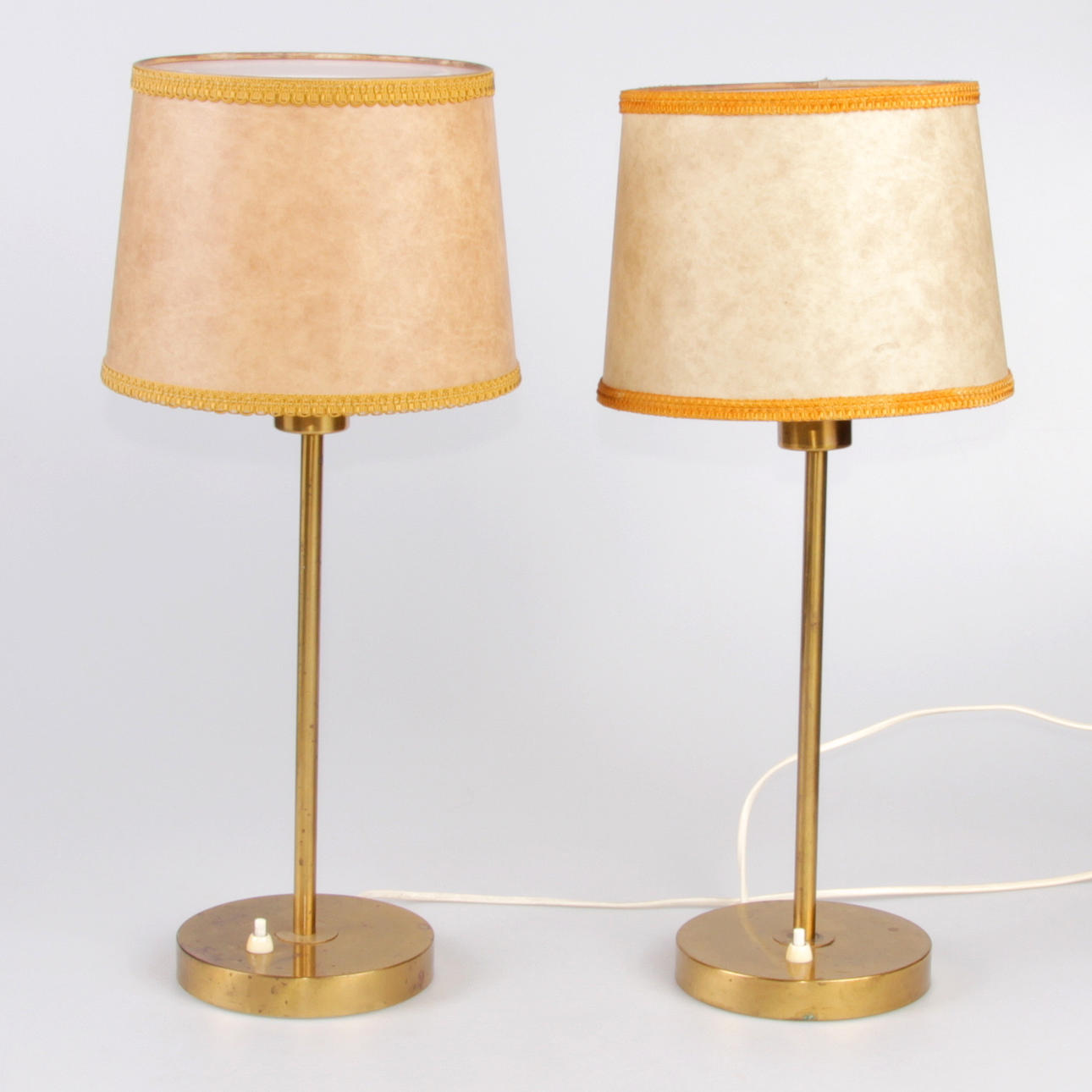 BORDSLAMPOR, ett par, mässing, 1900-tal.