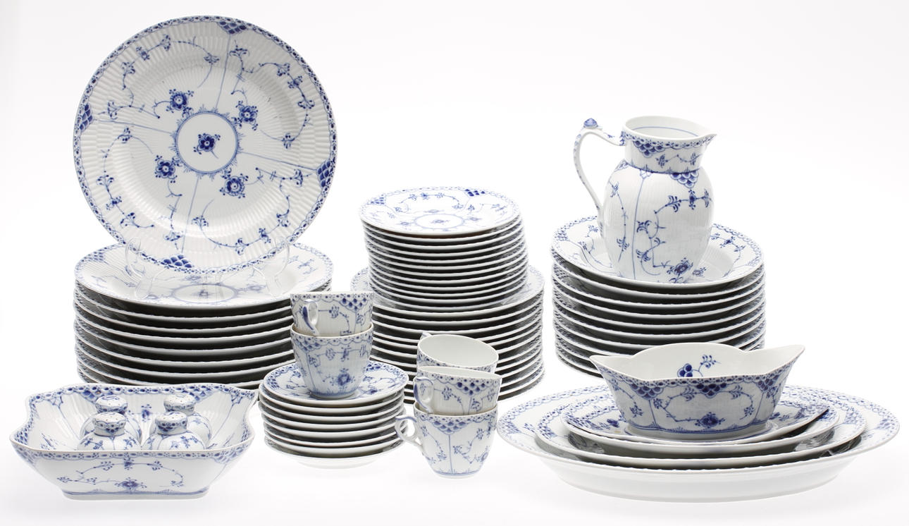 SERVISDELAR, 70 delar, porslin, "Musselmalet", Royal Copenhagen.