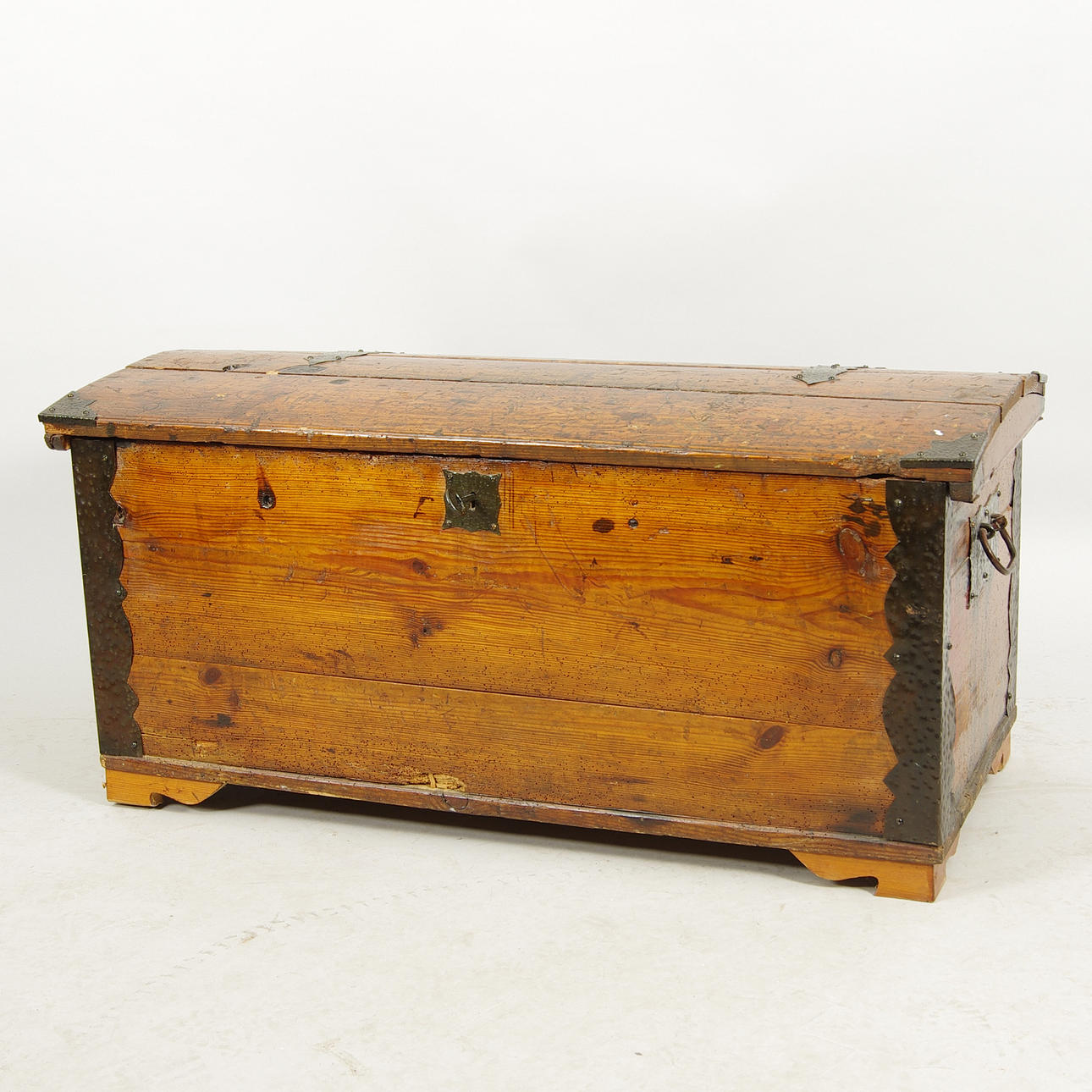 KISTA, ek med smidesbeslag, 1800/1900-tal.