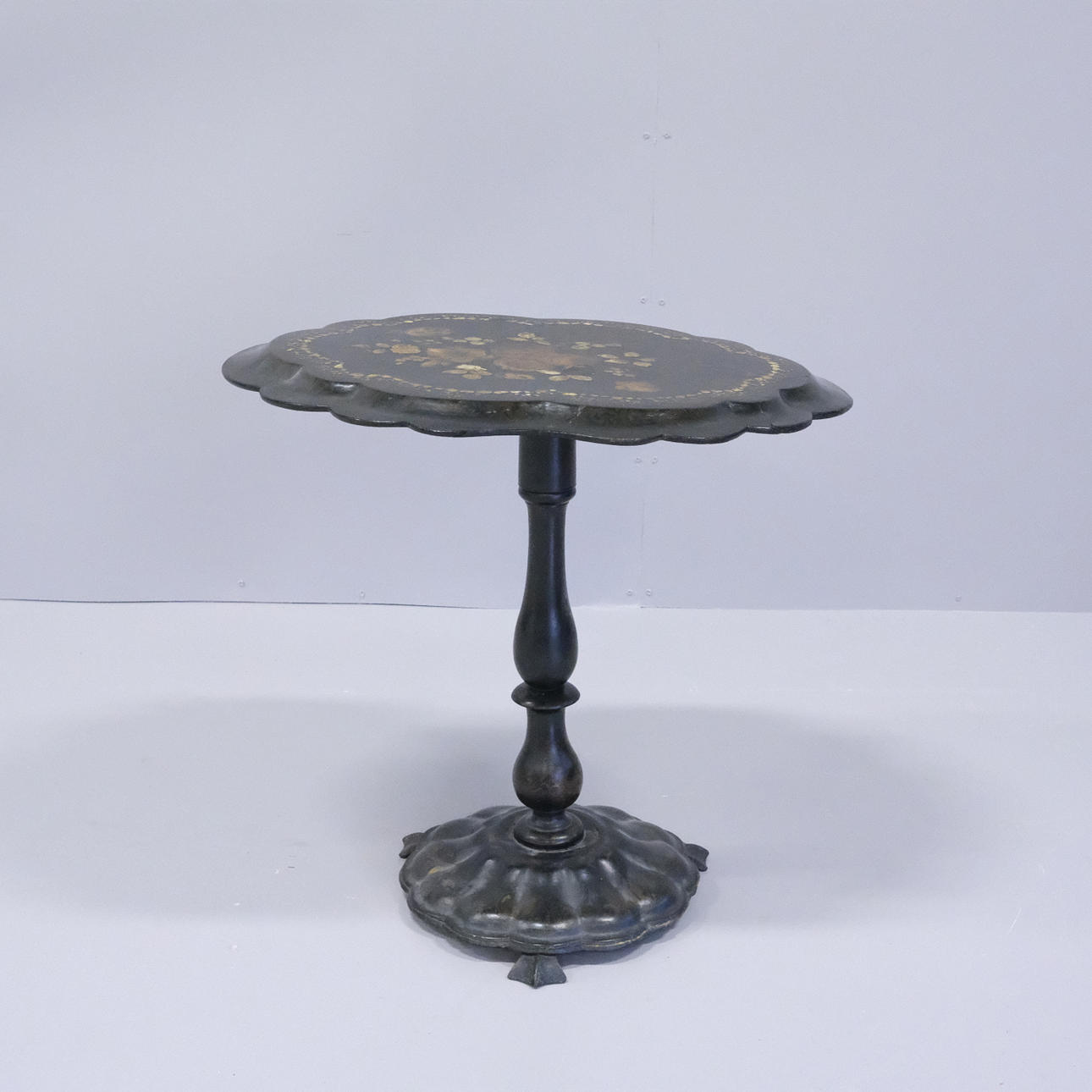 MESA PLEGABLE, ESTILO ROCOCÓ, DECORACIÓN CON NÁCAR.