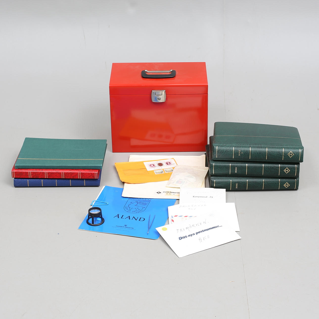 FRIMÄRKEN, stort parti, svenska och utländska.