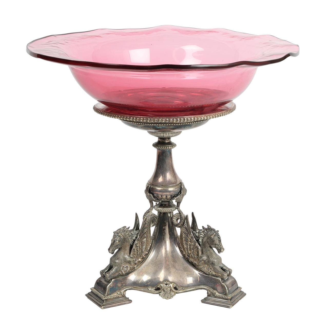 EIN VIKTORIANISCHER TAFELAUFSATZ AUS VERSILBERTEM UND PREISELBEERGLAS.