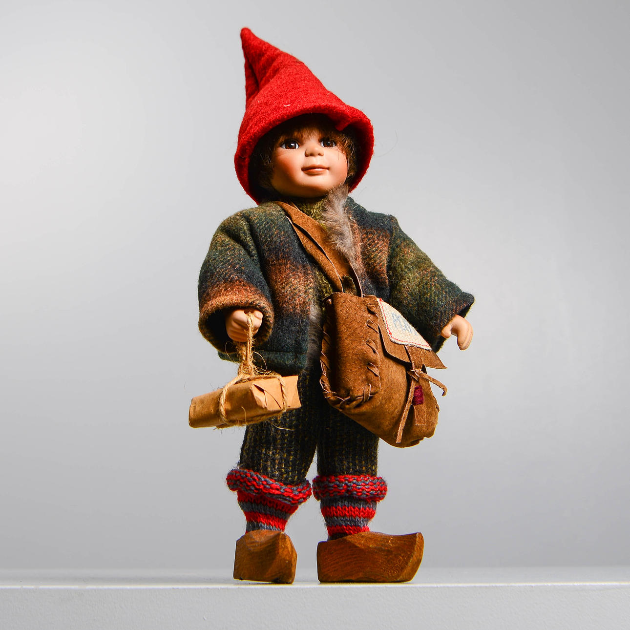 BIRGITTE FRIGAST. Docka, Tomtenisse med postväska, Danmark.