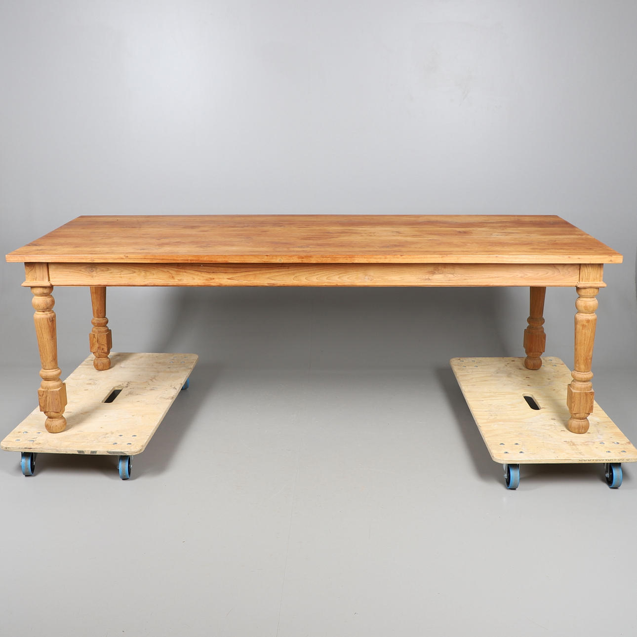 ET STORT INDISK TEAK REKTANGULÆRT BORD.