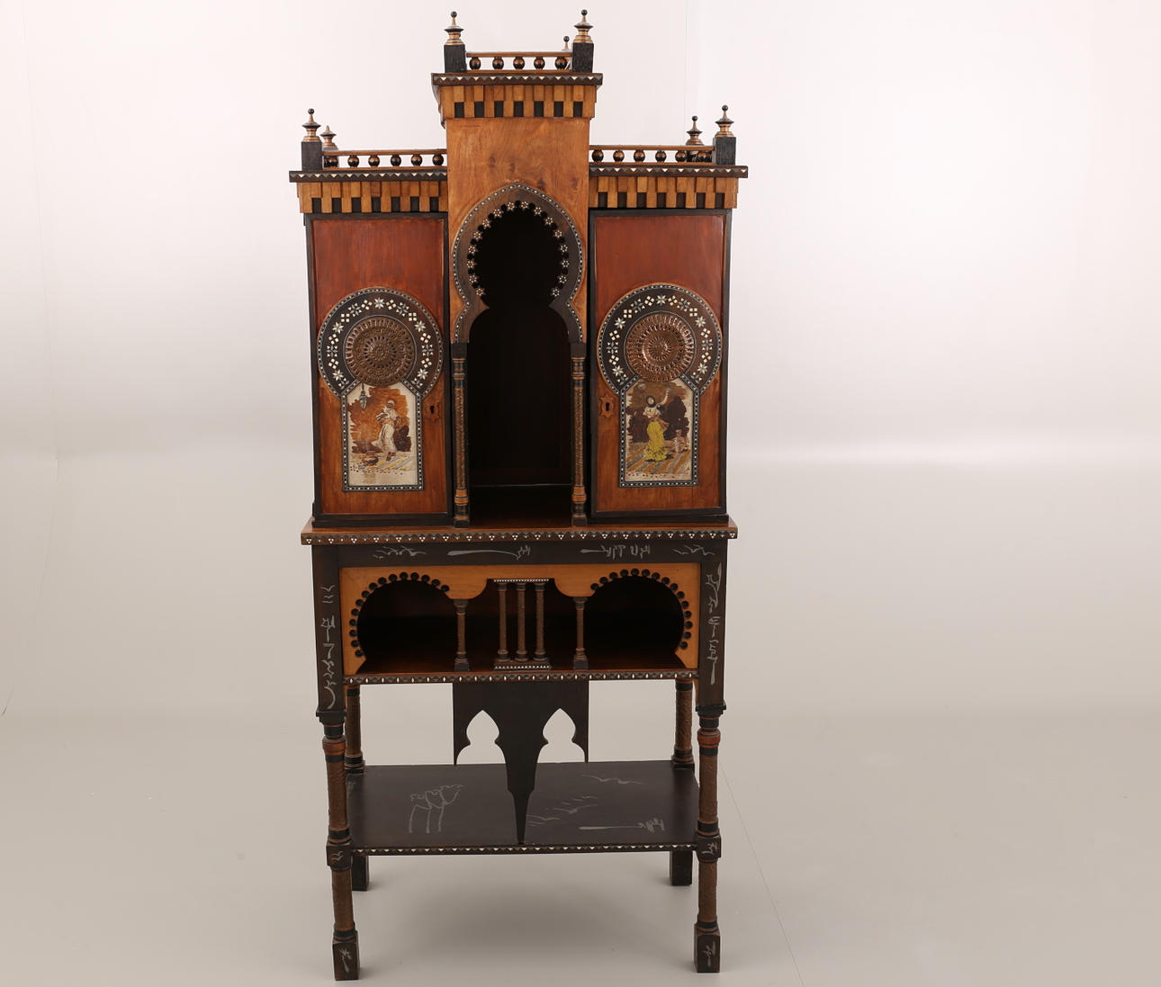 CARLO BUGATTI. skåp, omkring 1900.