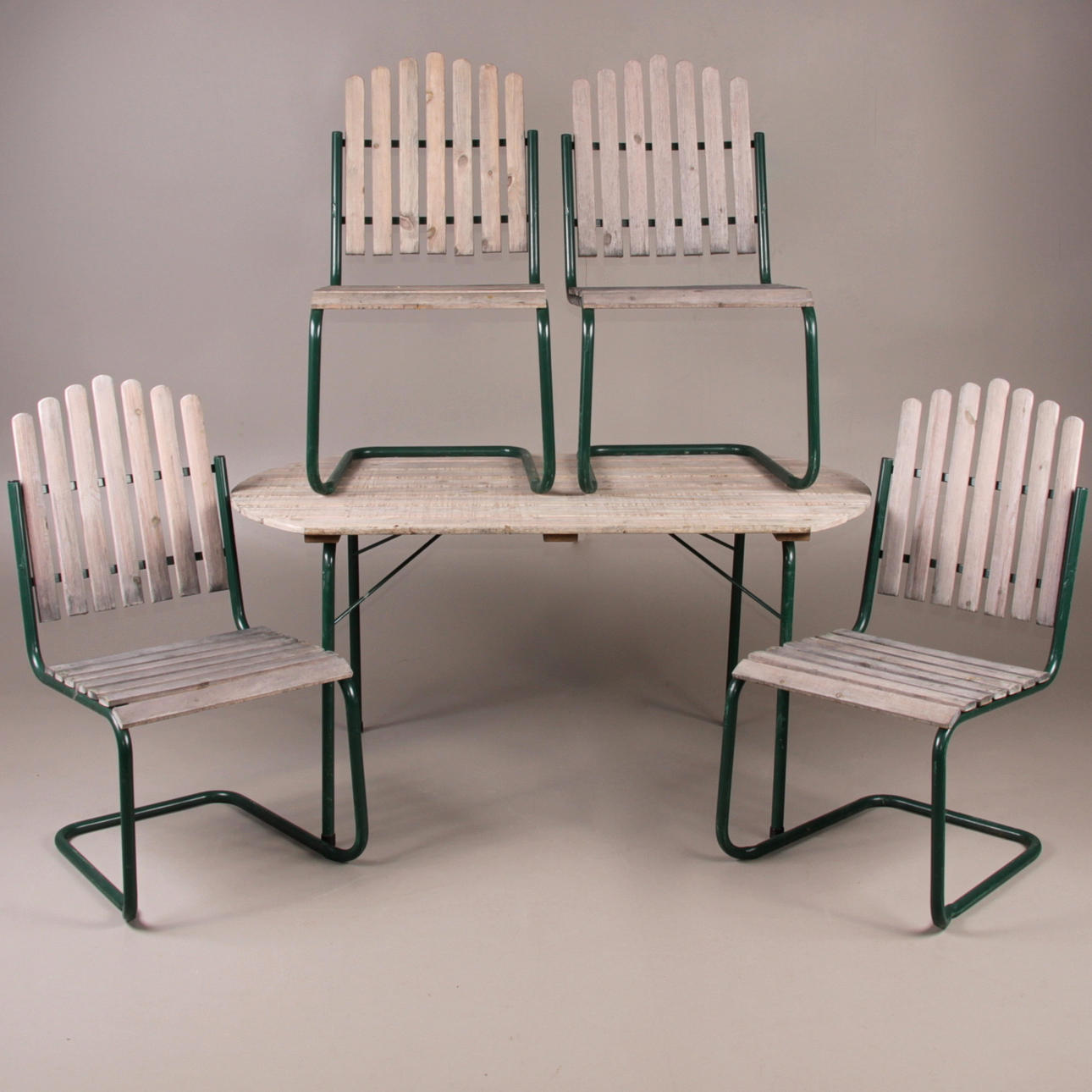 TRÄDGÅRDSGRUPP, 5 delar, trä och metall, 1900-tal.