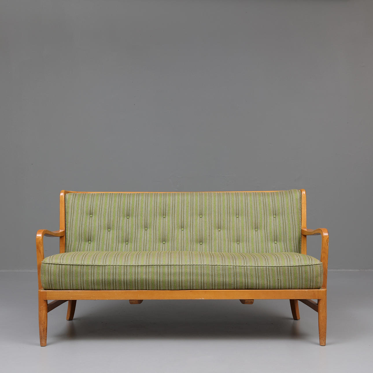 OTTO SCHULTZ. Un sofá, olmo, Nest, años 30.