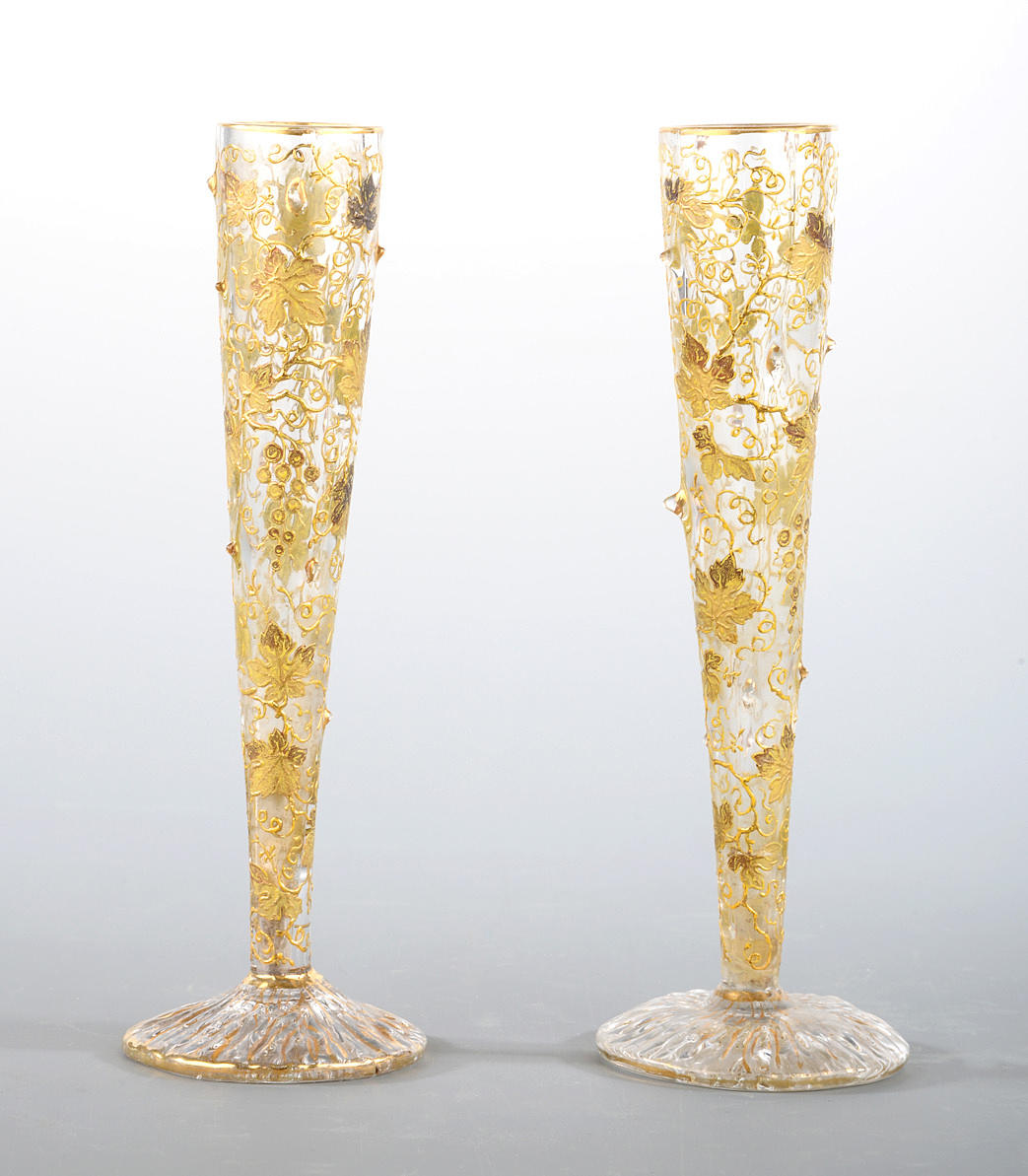 MOSER KARLSBAD. 2 väska vaser med emaljerade rankor och lövverk, nubs däremellan. Signerad.