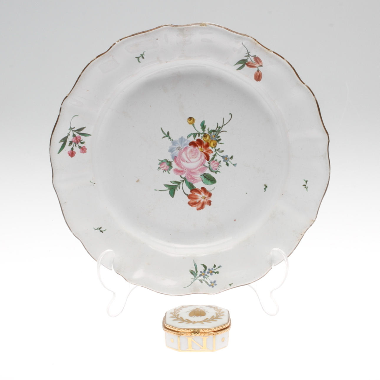 FAT, fajans, 1700-tal samt LOCKDOSA, porslin, märkt Limoges France.