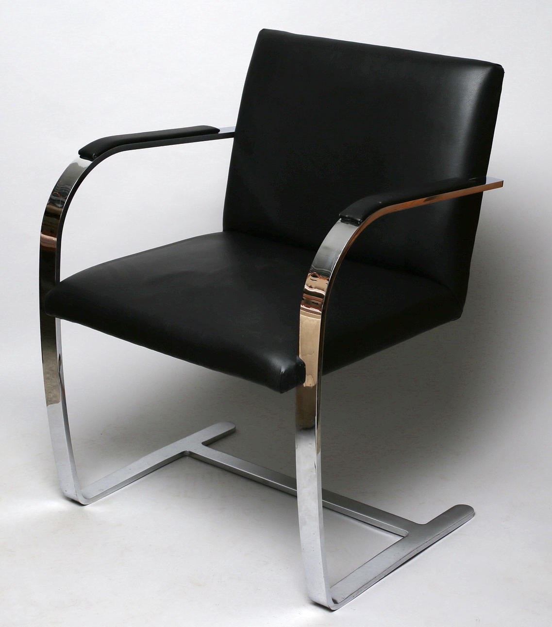 MIES VAN DER ROHE, LUDWIG (1886 AACHEN-CHICAGO 1969). fåtölj, ”Brno” efter modell från 1930.