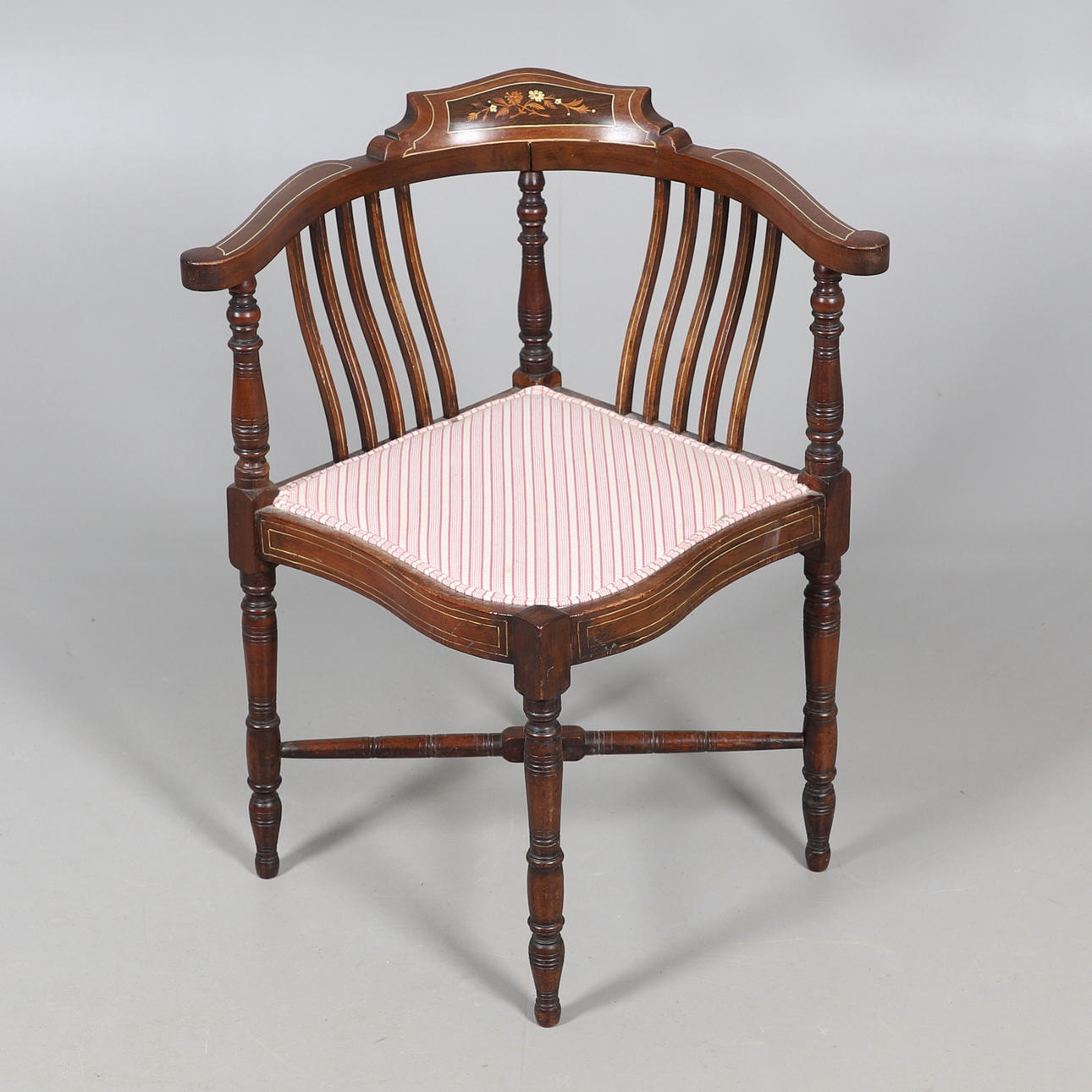 AN EDWARDIAN CORNER CHAIR.
