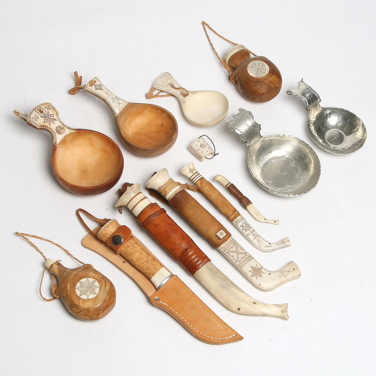 SAMEFÖREMÅL, 13 delar, bl.a. kåsor, knivar och flaskor, tenn och benarbete, signerade "ER", 1900-tal.