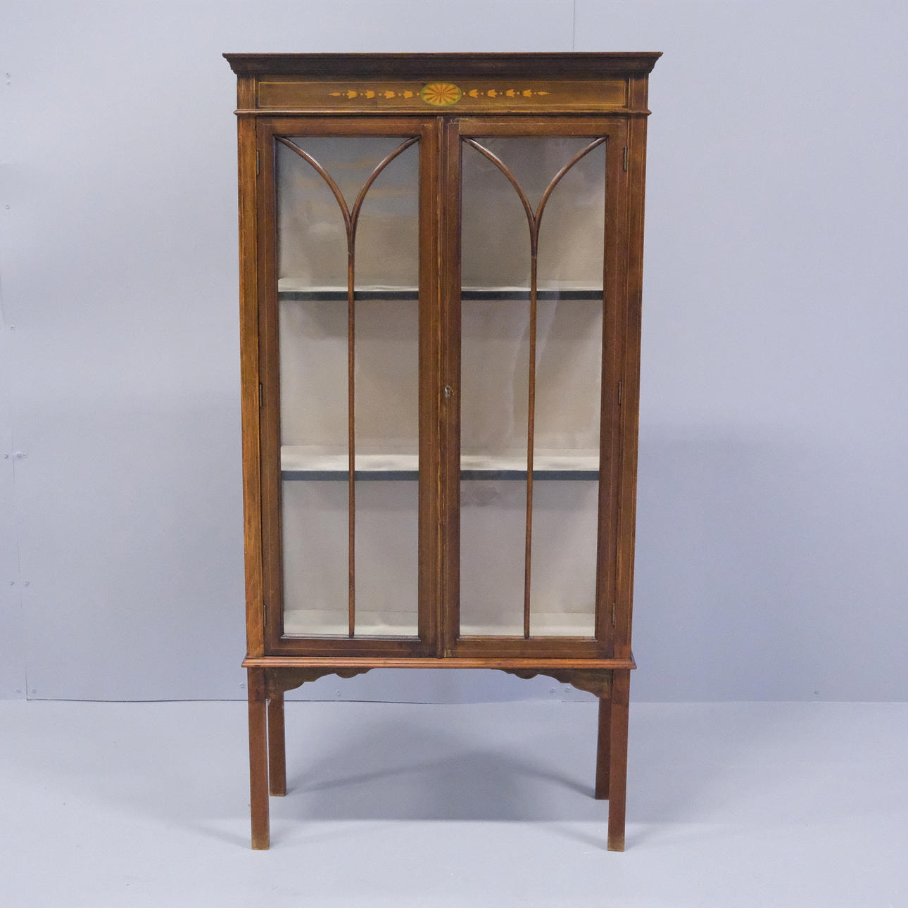 VITRINESKAB, ENGELSK STIL.