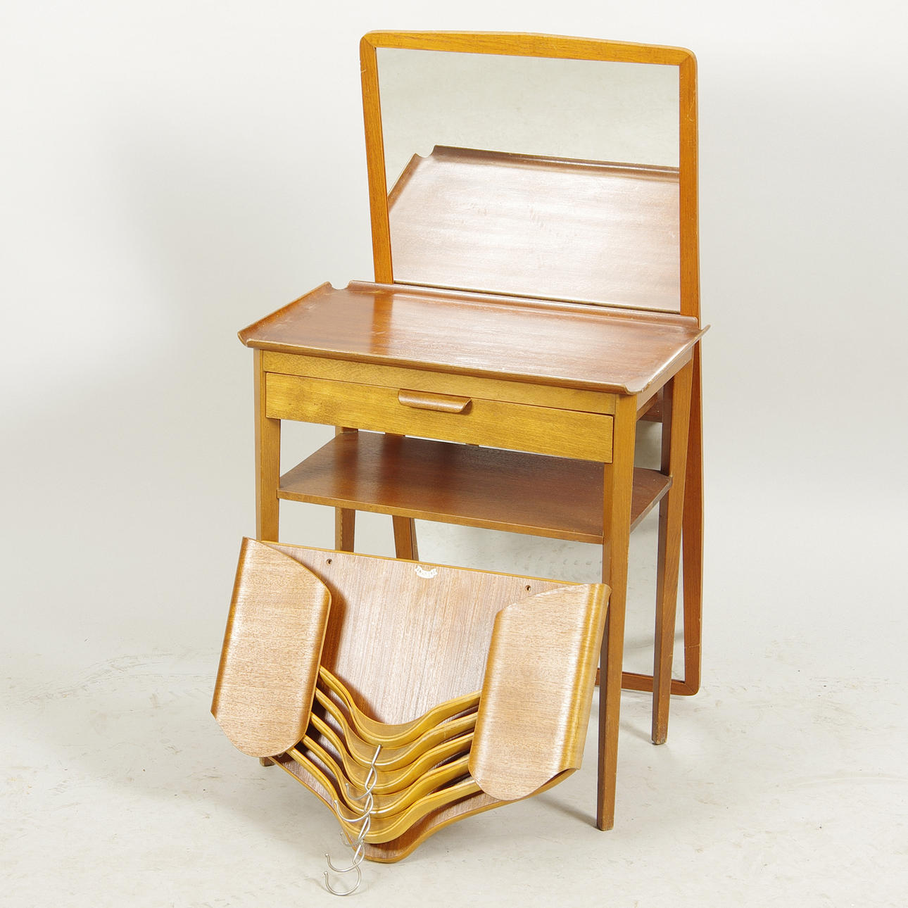 SPEGEL, HALLBYRÅ SAMT KLÄDHÄNGARE, teak, 1900-talets mitt.