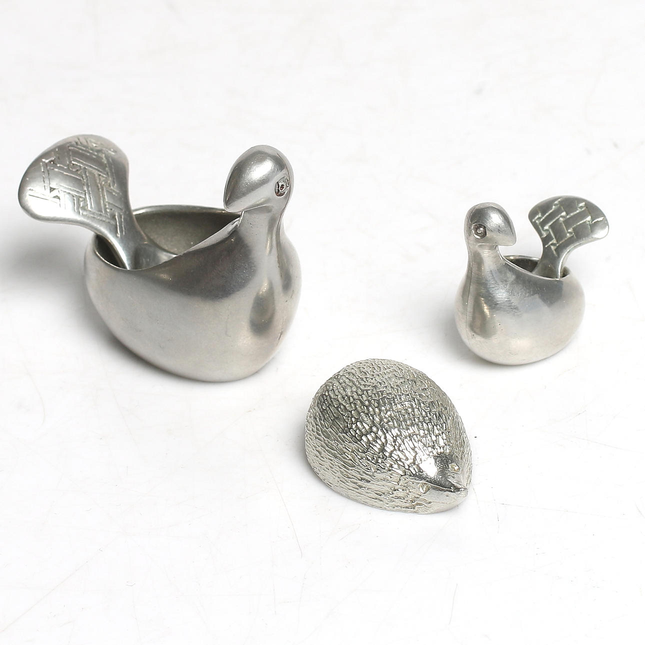 SALTRIPOR och FIGURIN, 3 delar, tenn, bl.a. Lars Pirak, signerade, 1900-tal.