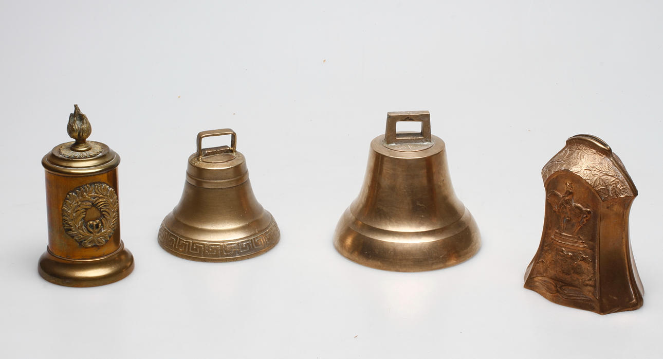 SPARBÖSSOR, 2 st samt KLOCKOR, 2 st. Bland annat Sydsvenska Kredit Aktiebolaget, Lund.