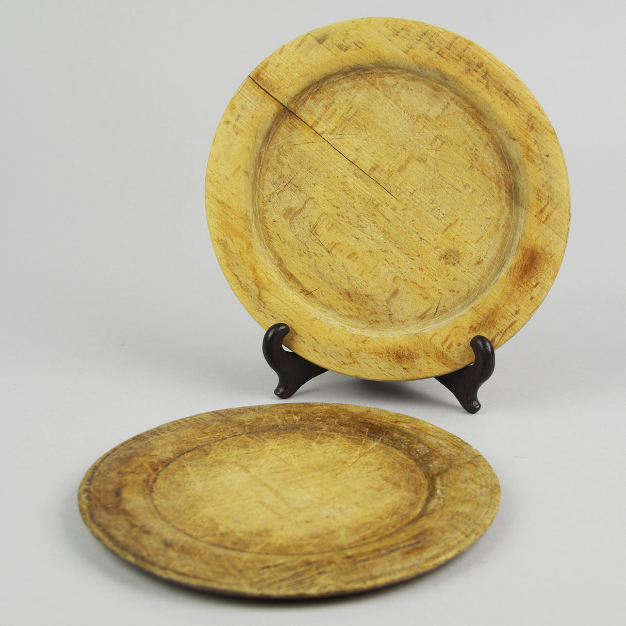 TALLRIKAR, 2 stycken, trä, 1700/1800-tal.