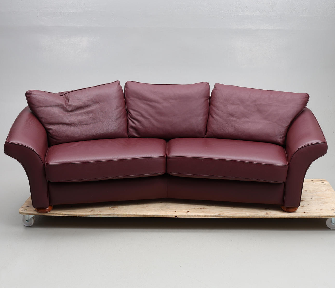 DIE ANDERSSON-BRÜDER. Ledersofa, „Estrada“.