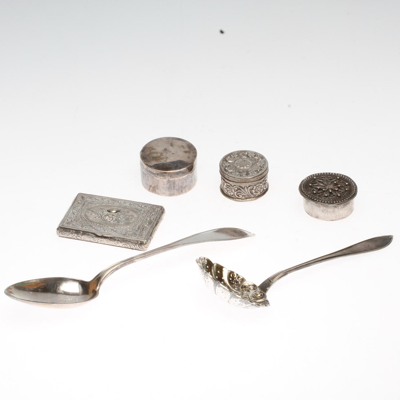 SILVERFÖREMÅL, 6 delar, 1800-1900-tal, vikt ca. 247,9 gram.