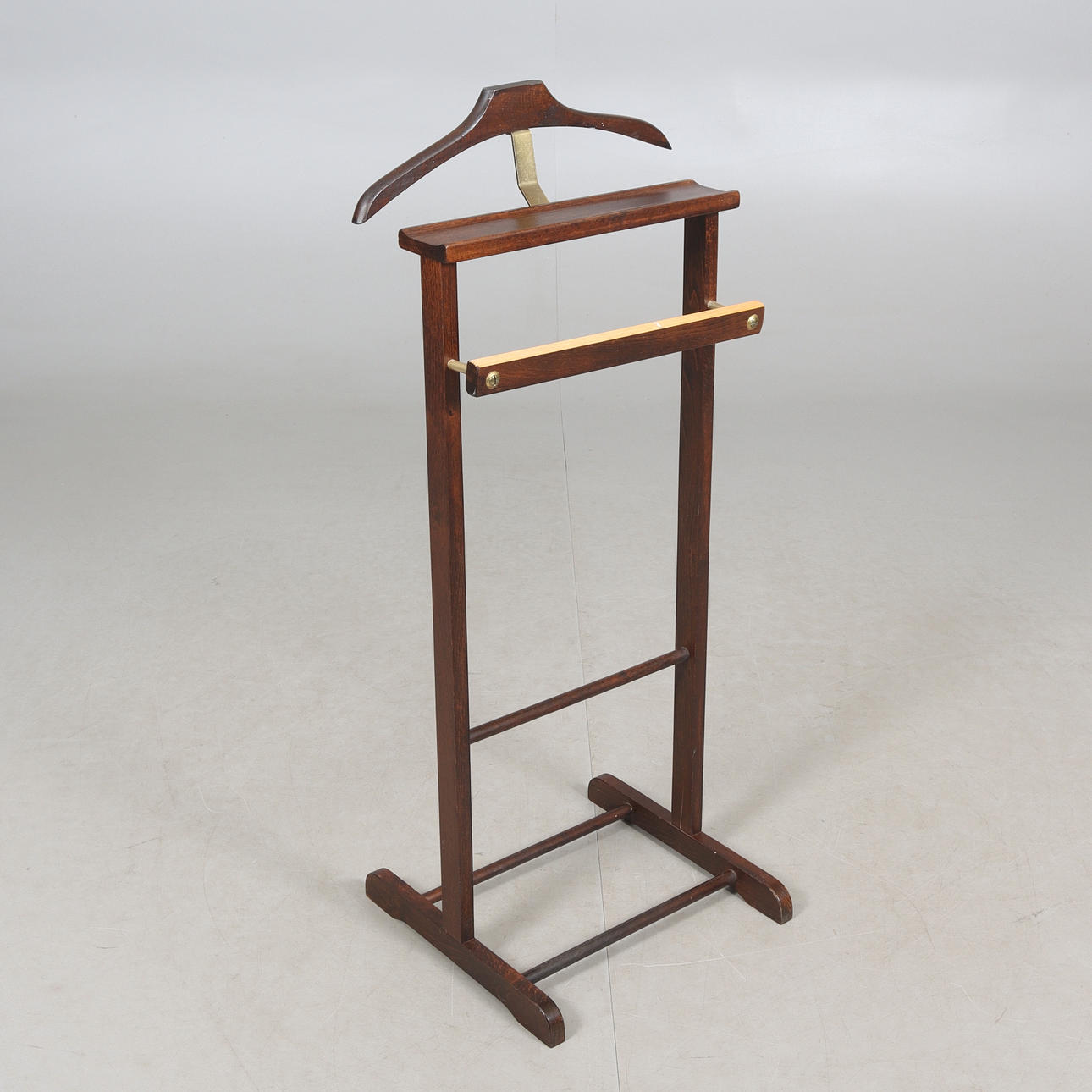 HERRBETJÄNT, betsad trä, 1900-talets andra hälft.