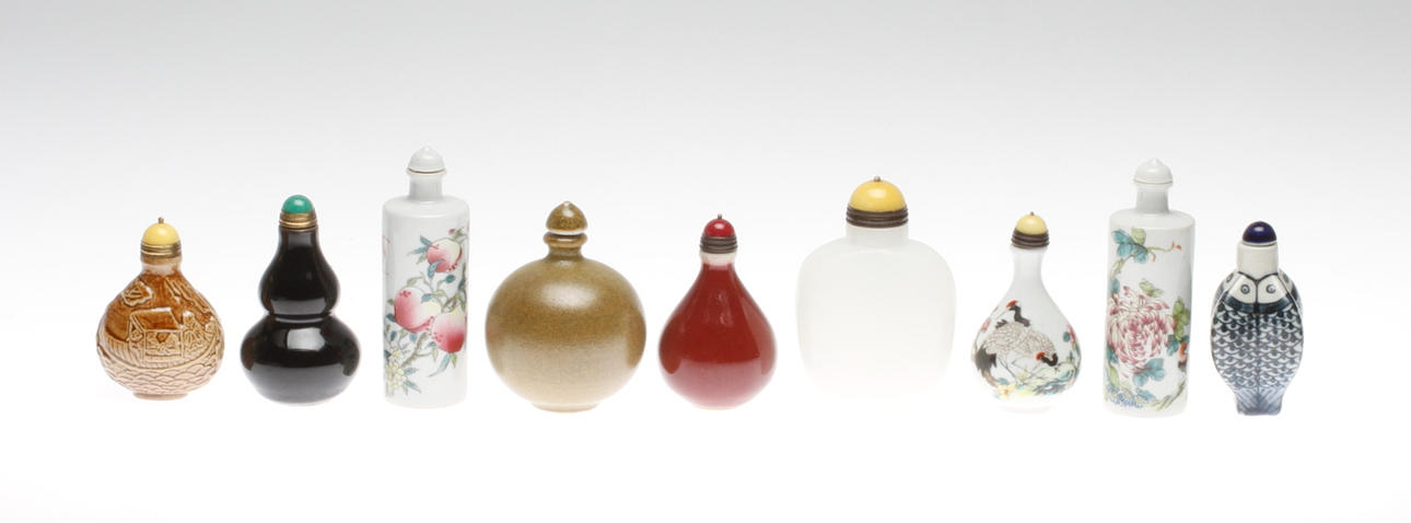SNUSFLASKOR, 9 st, keramik och glas, Kina, 1900-tal.