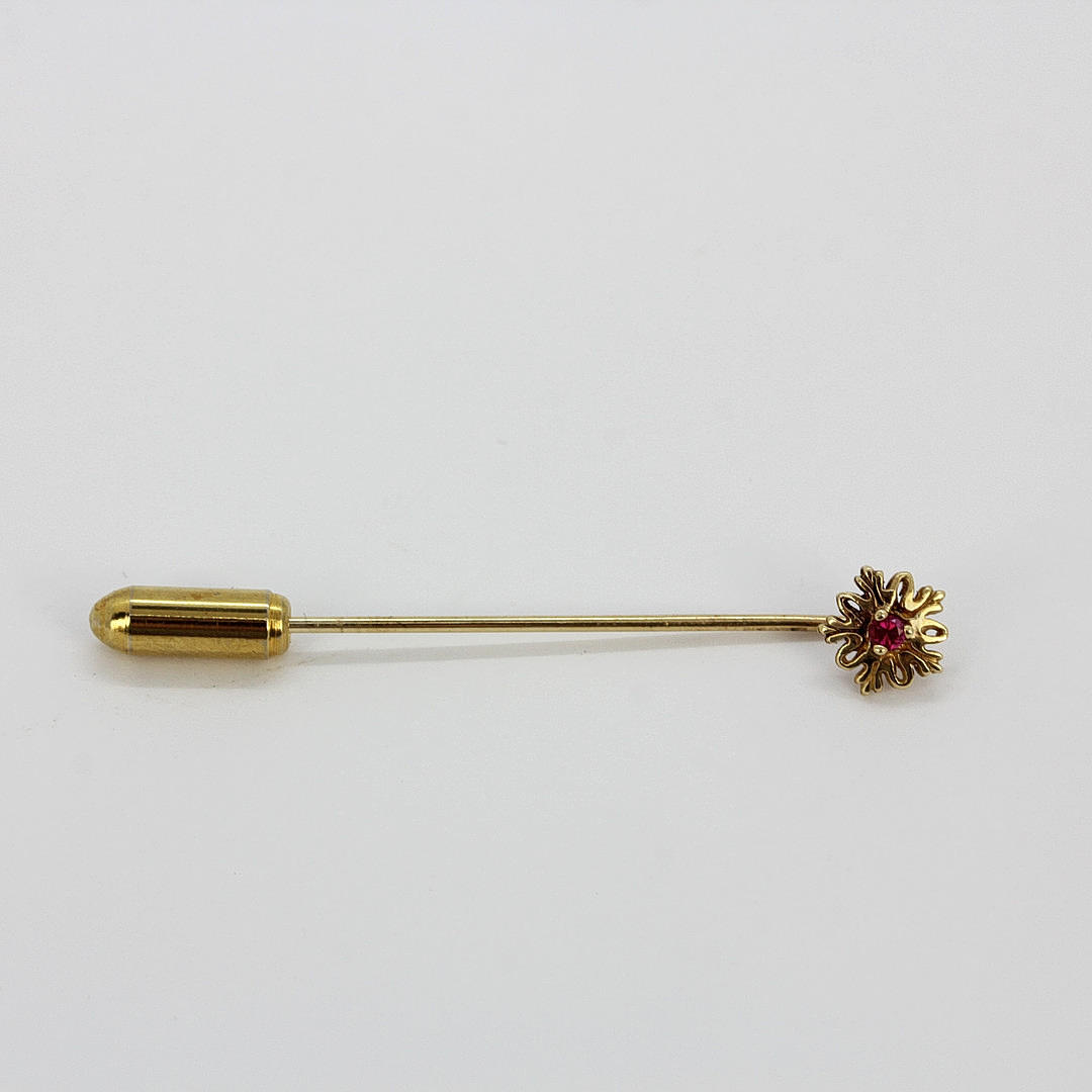 9CT YELLOW GOLD AND RUBY PIN.